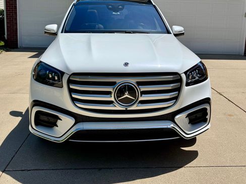 Used 2024 Mercedes-Benz GLS 450 4MATIC image 4