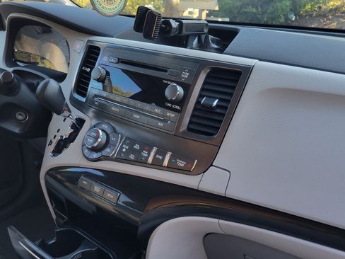 Used 2013 Toyota Sienna LE image 2