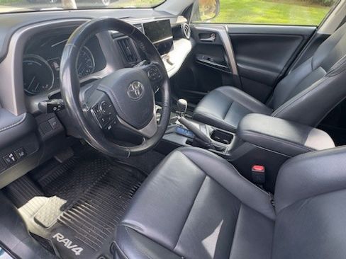 Used 2018 Toyota RAV4 Limited image 5