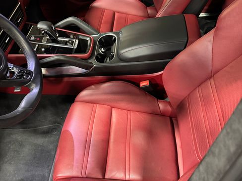 Used 2023 Porsche Cayenne Turbo image 11