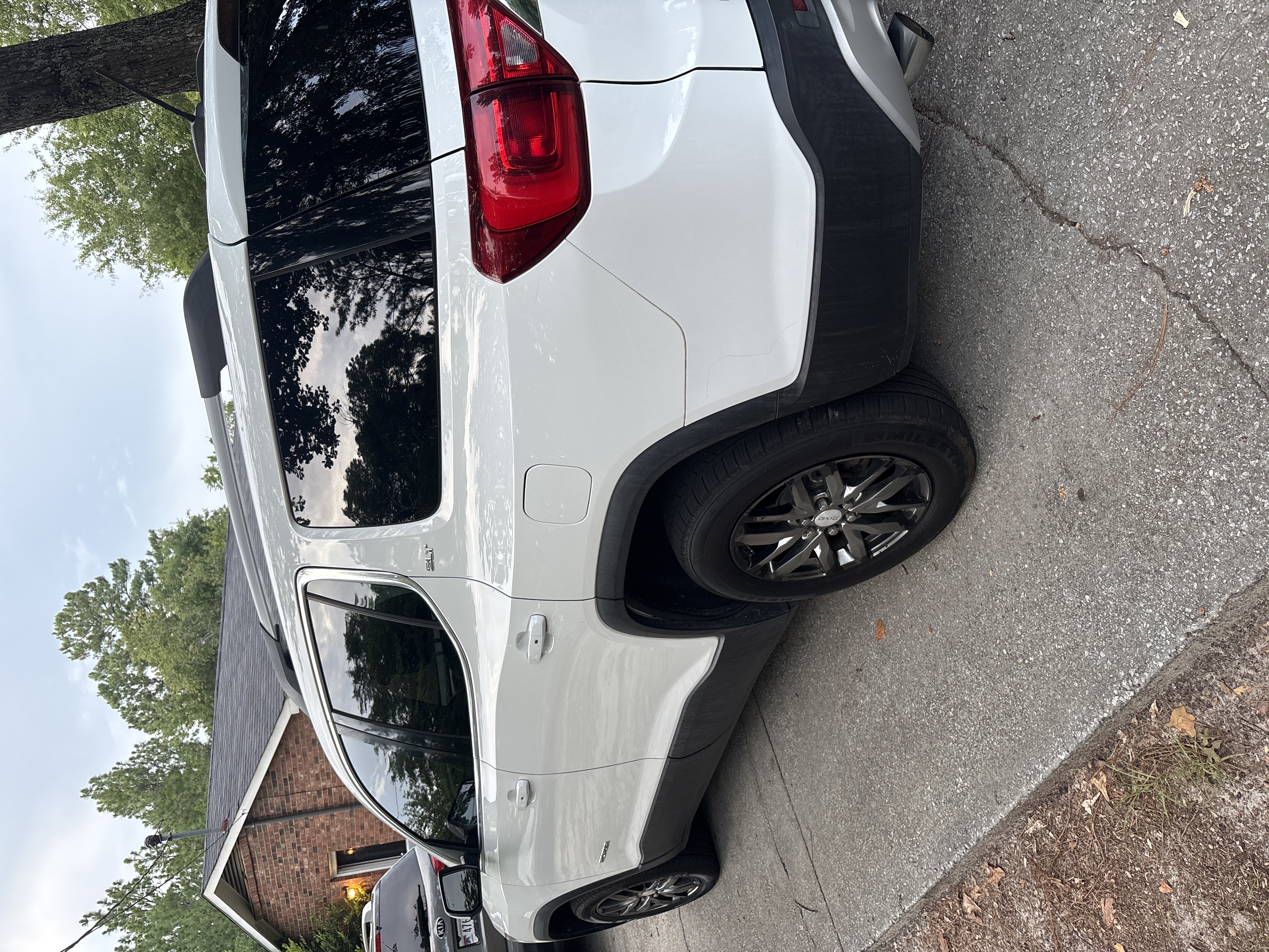 Used 2017 GMC Acadia SLT FWD image 3