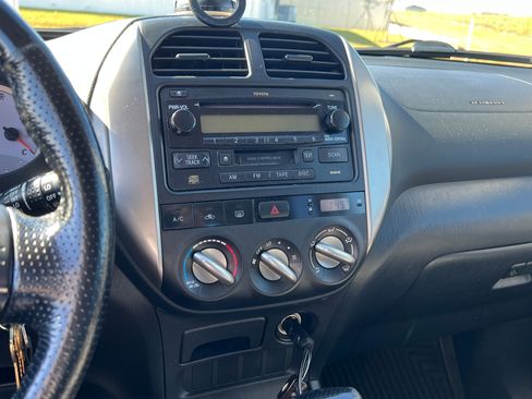 Used 2005 Toyota RAV4 4WD image 8