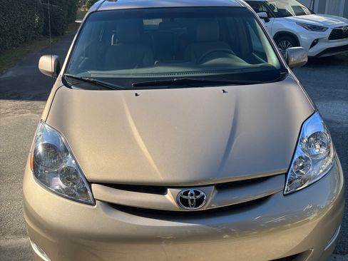 Used 2010 Toyota Sienna XLE Limited image 4
