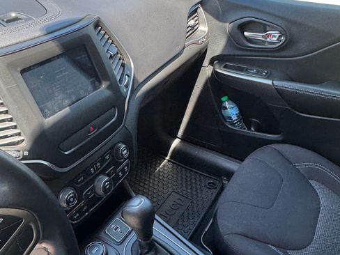 Used 2019 Jeep Cherokee Latitude w/ Cold Weather Group image 17