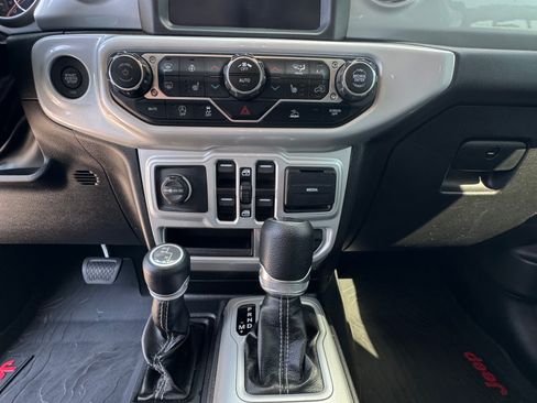 Used 2022 Jeep Wrangler Unlimited Sahara w/ Cold Weather Group image 18