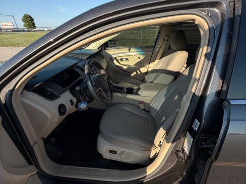 Used 2017 Ford Taurus SE FWD image 8