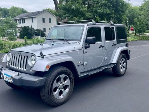 Used 2016 Jeep Wrangler Unlimited Sahara w/ Connectivity Group AWD/4WD image 2