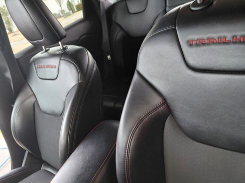 Used 2019 Jeep Cherokee Trailhawk w/ Cold Weather Group image 15