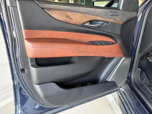 Used 2018 Cadillac Escalade Luxury AWD/4WD image 10