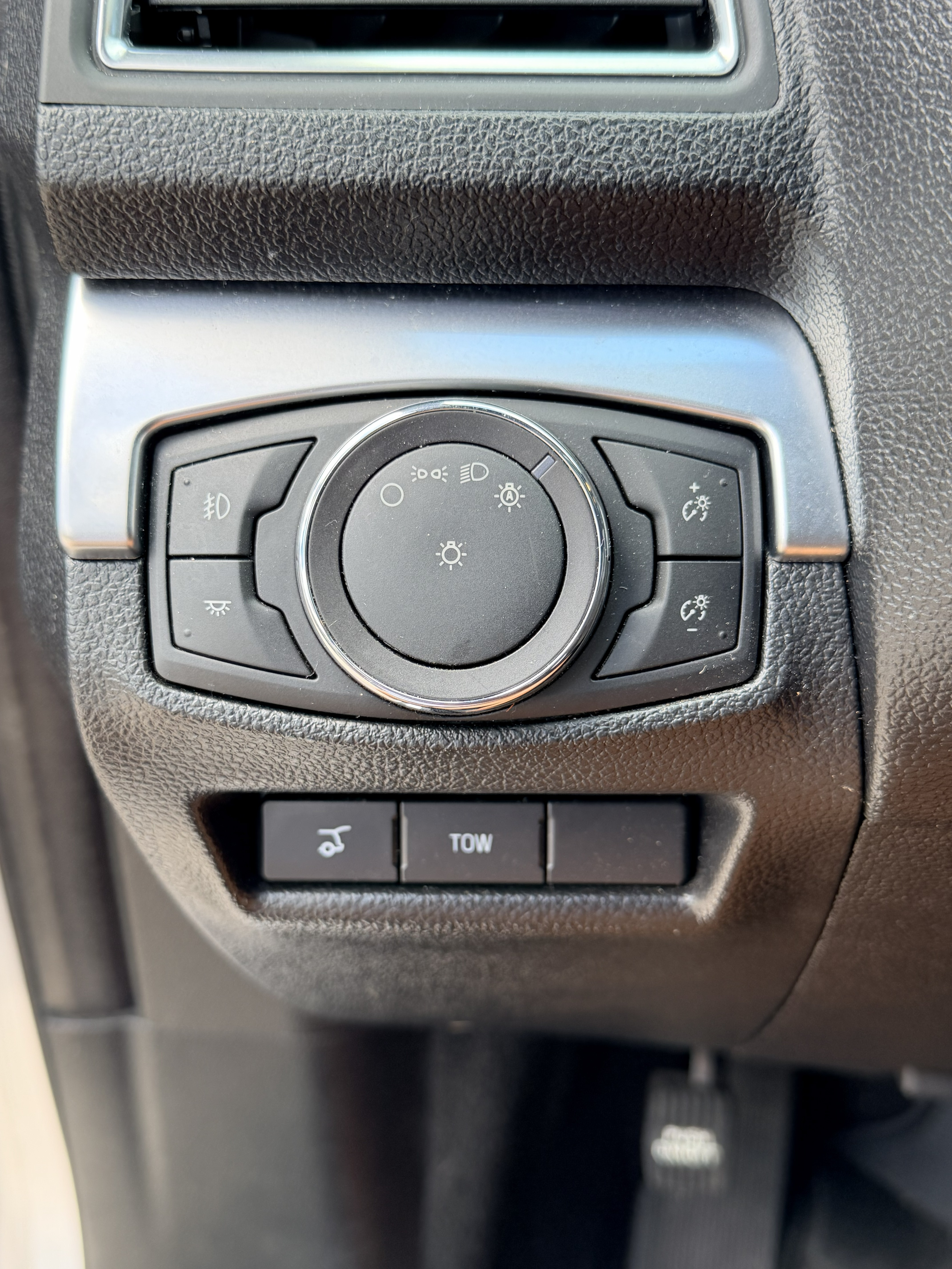 Used 2018 Ford Explorer Limited w/ Equipment Group 301A FWD image 16