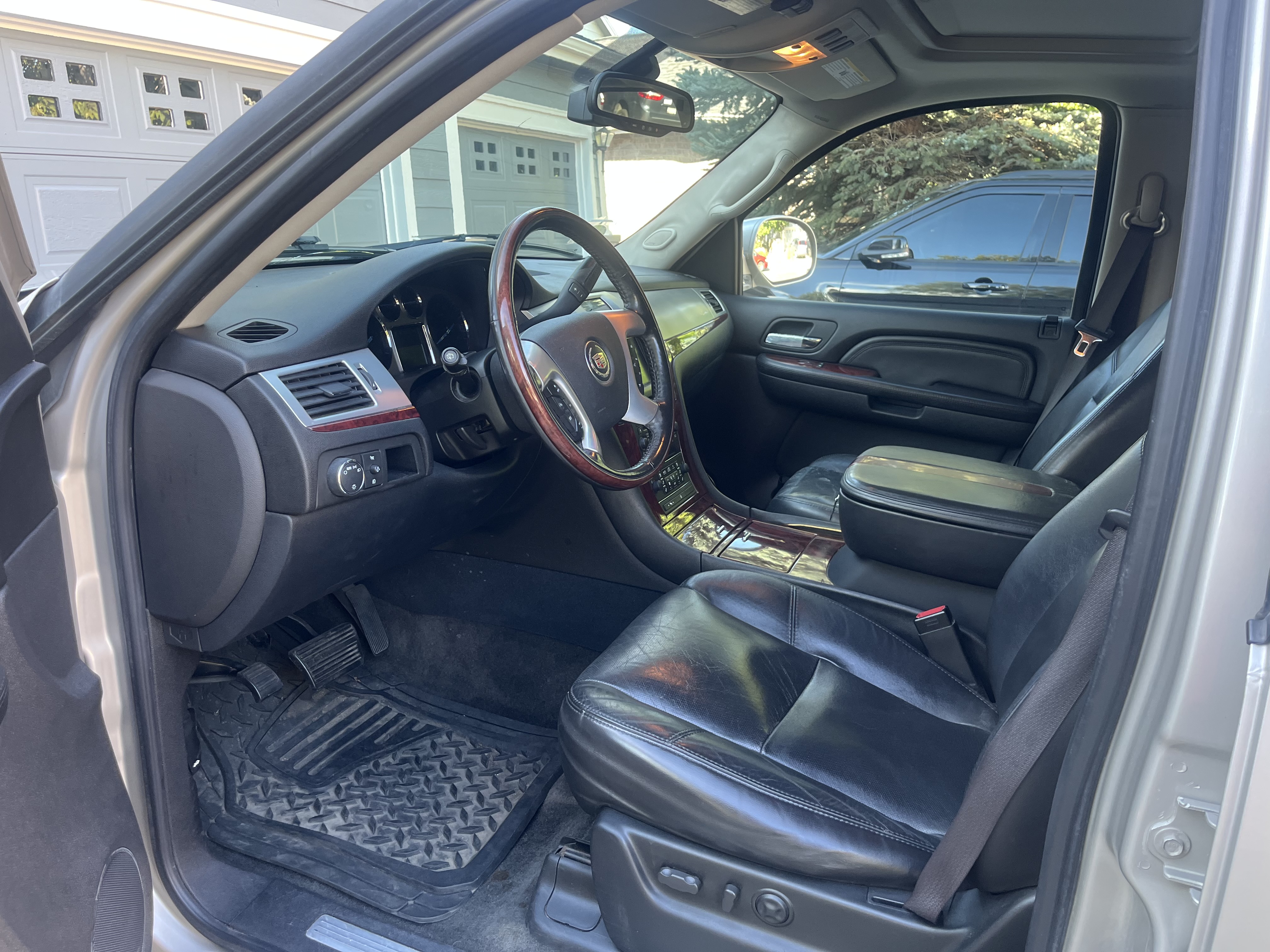 Used 2007 Cadillac Escalade AWD w/ Information Package image 8