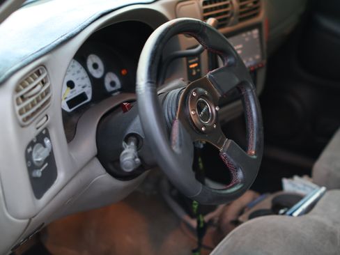 Used 2001 Chevrolet S10 Pickup LS w/ Preferred Equipment Group image 2