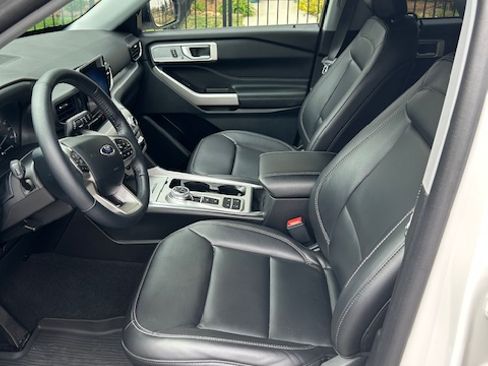 Used 2023 Ford Explorer XLT w/ Equipment Group 202A image 8