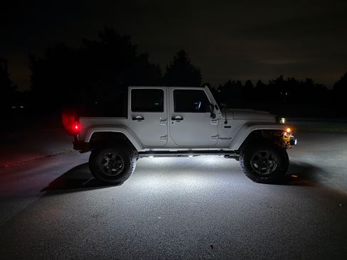 Used 2016 Jeep Wrangler Unlimited Sahara AWD/4WD image 11