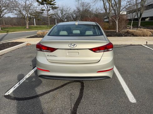 Used 2017 Hyundai Elantra SE image 5