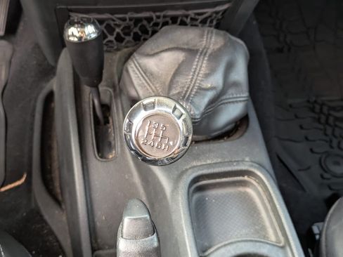 Used 2018 Jeep Wrangler Sahara AWD/4WD image 11