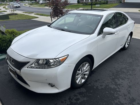 Used 2015 Lexus ES 300h w/ Navigation System Package FWD image 4