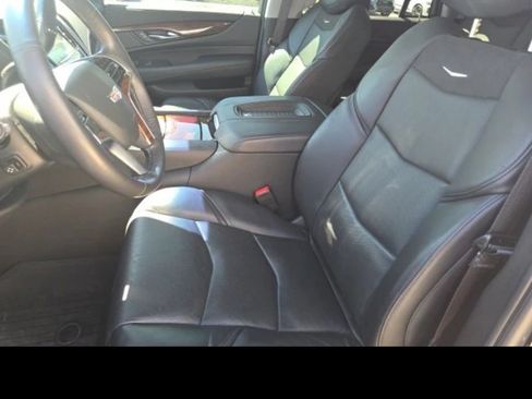 Used 2019 Cadillac Escalade Luxury image 9