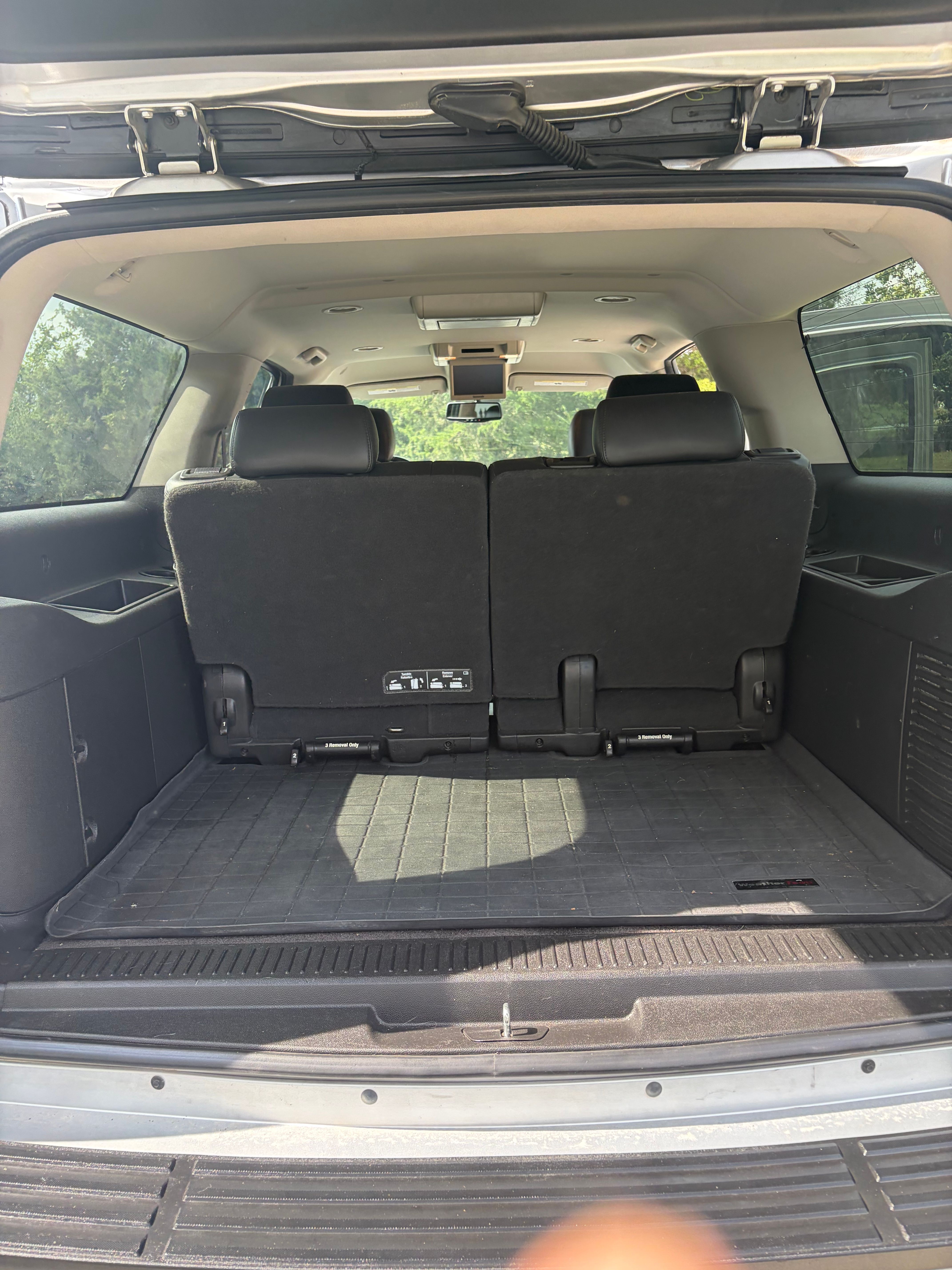 Used 2014 Chevrolet Suburban LT RWD image 17