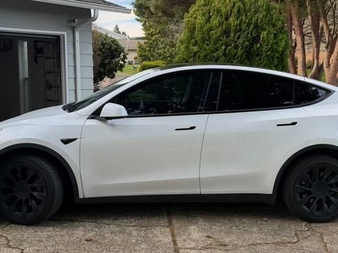Used 2020 Tesla Model Y Long Range image 12
