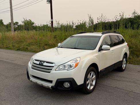 Used 2014 Subaru Outback 3.6R Limited w/ Moonroof Package AWD/4WD image 4