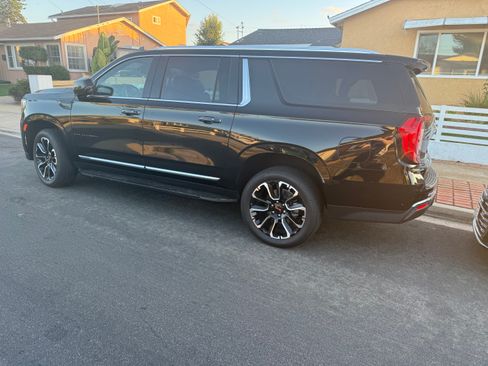 Used 2024 GMC Yukon XL SLT w/ SLT Luxury Package image 2