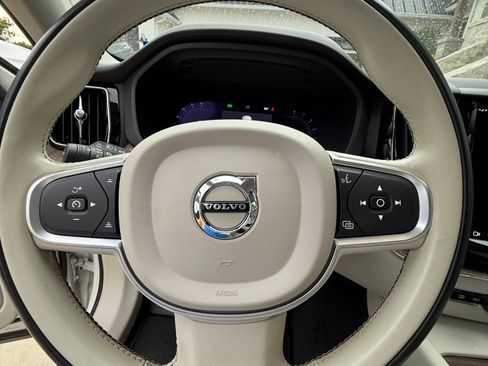 Used 2022 Volvo XC60 B5 Momentum image 5