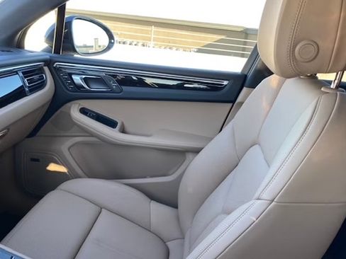 Used 2021 Porsche Macan image 10