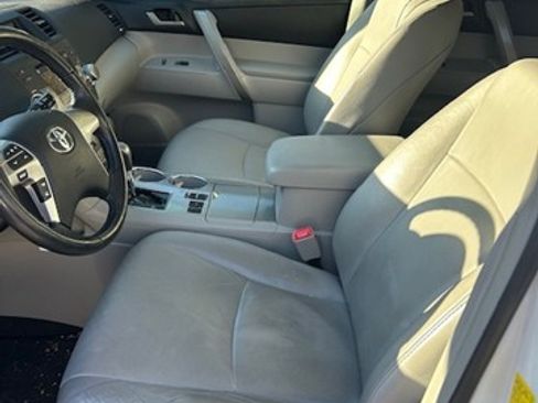 Used 2011 Toyota Highlander SE image 9