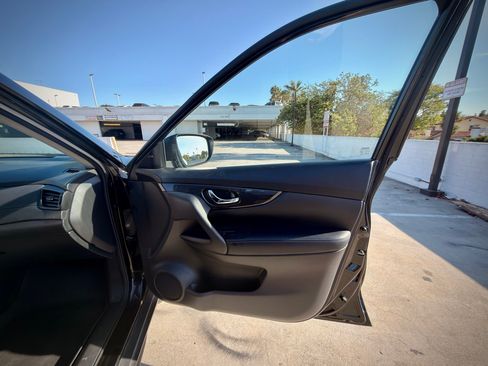 Used 2018 Nissan Rogue S AWD/4WD image 23
