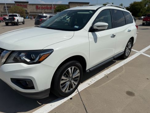 Used 2019 Nissan Pathfinder SV FWD image 1