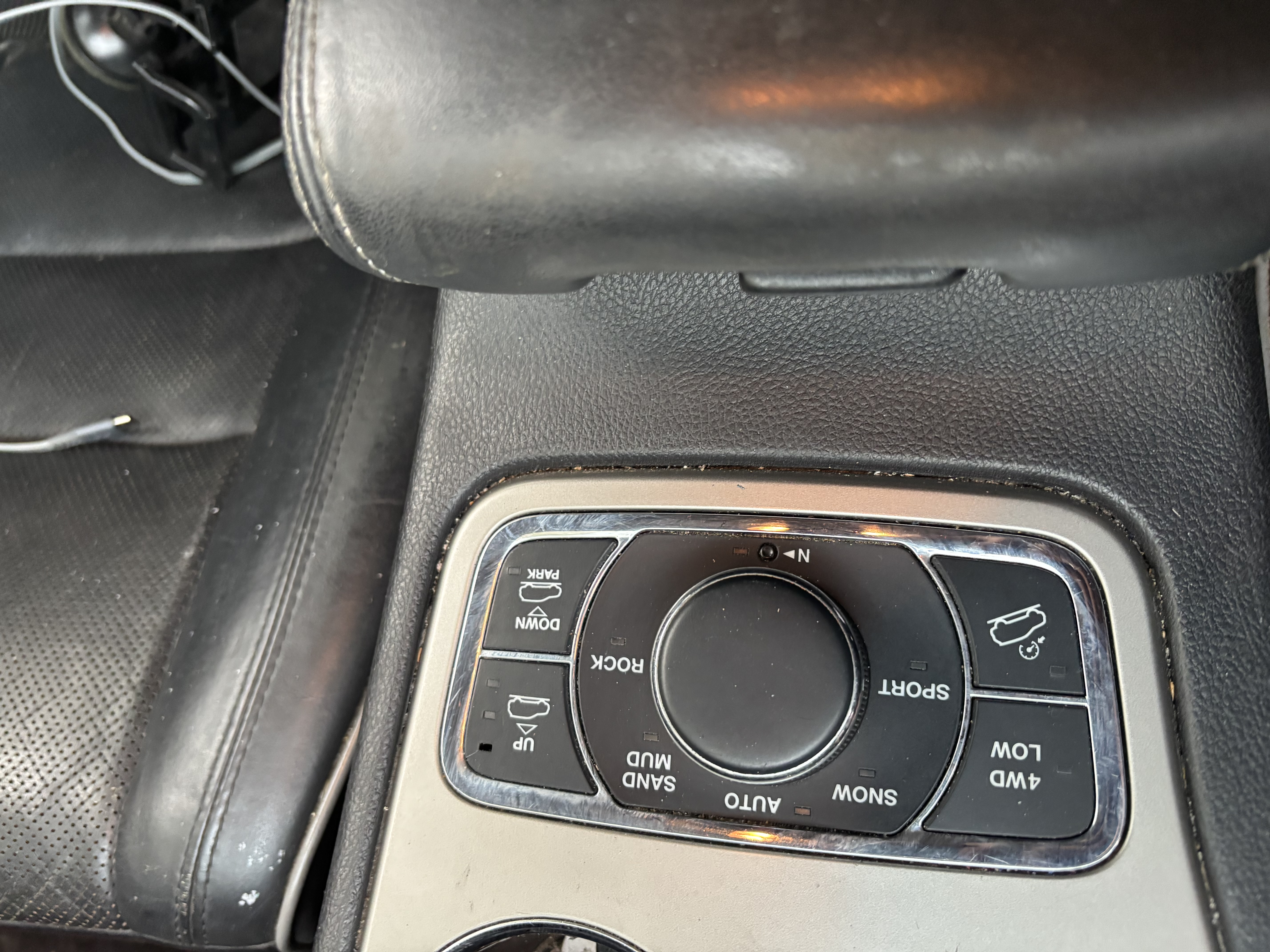 Used 2013 Jeep Grand Cherokee Overland AWD/4WD image 4
