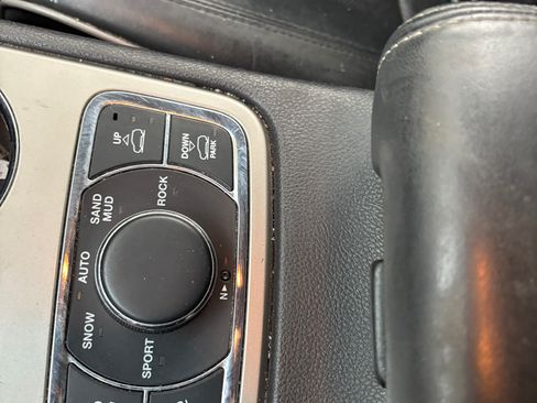 Used 2013 Jeep Grand Cherokee Overland image 4