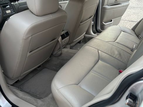 Used 2009 Lincoln Town Car Signature Limited image 15