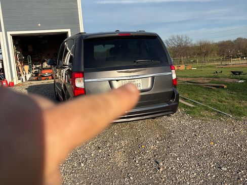 Used 2016 Chrysler Town & Country Touring w/ Driver Convenience Group image 4