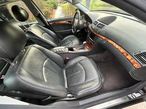 Used 2005 Mercedes-Benz E 320 CDI Sedan image 10