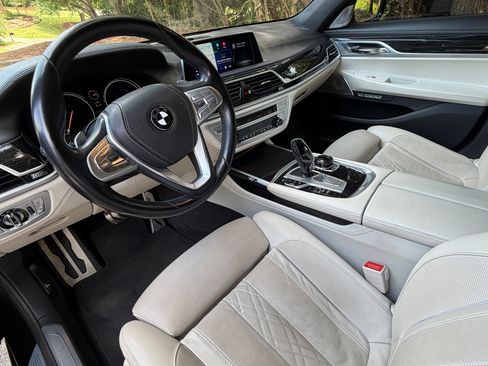 Used 2017 BMW 750i RWD image 21