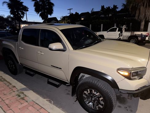 Used 2017 Toyota Tacoma TRD Off-Road w/ Premium & Technology Package image 1
