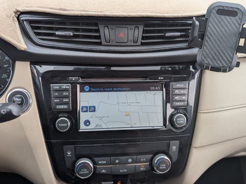 Used 2017 Nissan Rogue SV w/ SV Premium Package image 9