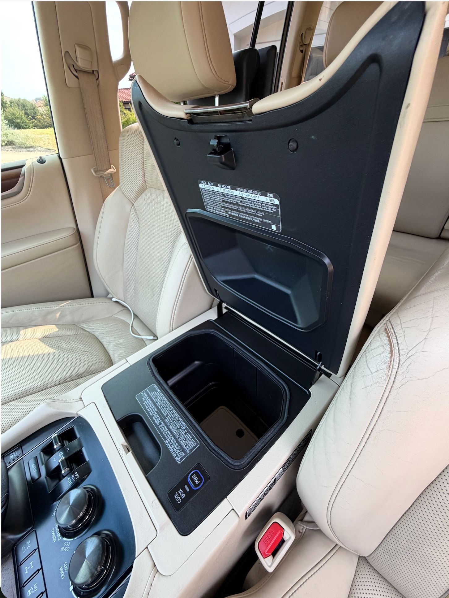 Used 2016 Lexus LX 570 4WD w/ Luxury Package image 6
