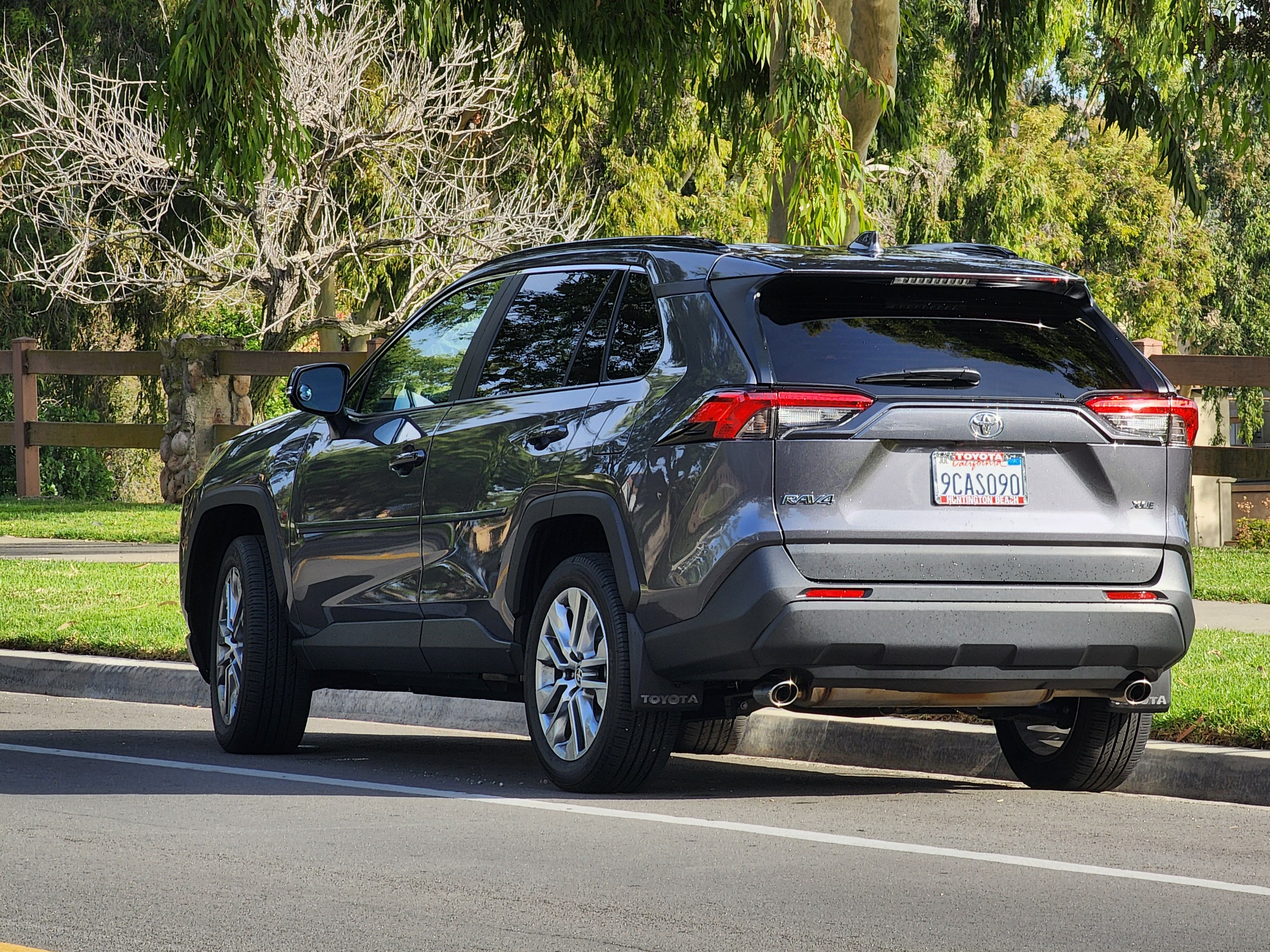 Used 2022 Toyota RAV4 XLE Premium FWD image 4