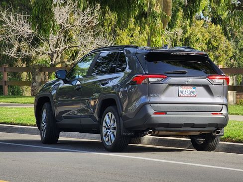 Used 2022 Toyota RAV4 XLE Premium FWD image 4