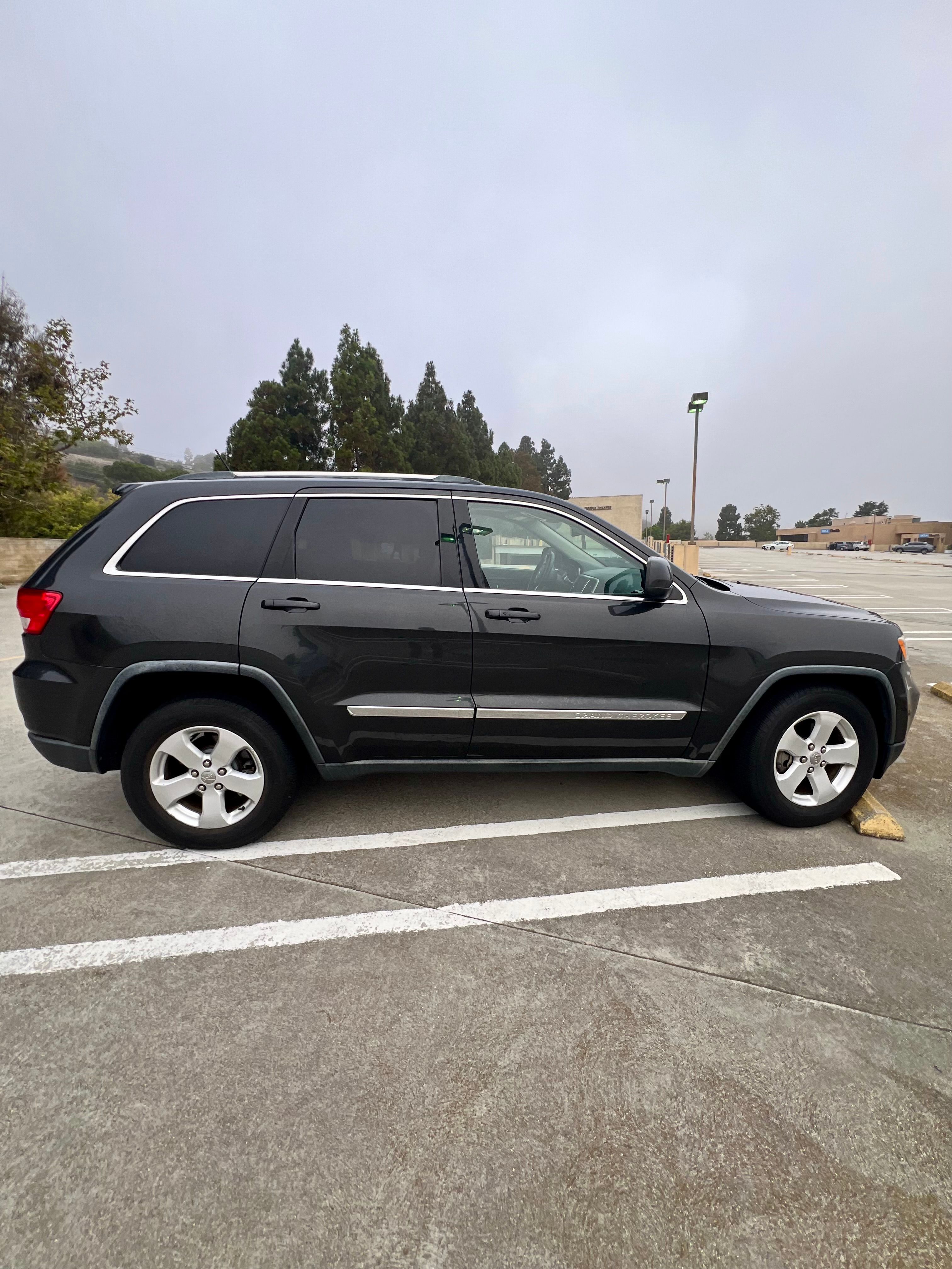 Used 2011 Jeep Grand Cherokee Laredo RWD image 2
