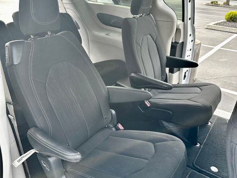 Used 2024 Chrysler Voyager LX image 14