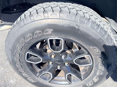 Used 2018 Jeep Wrangler Unlimited Sahara image 14