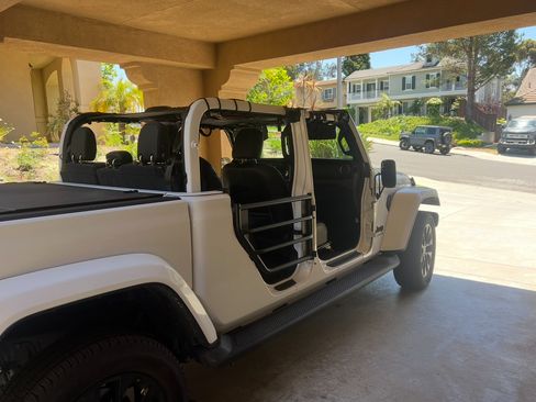 Used 2021 Jeep Gladiator Overland image 2