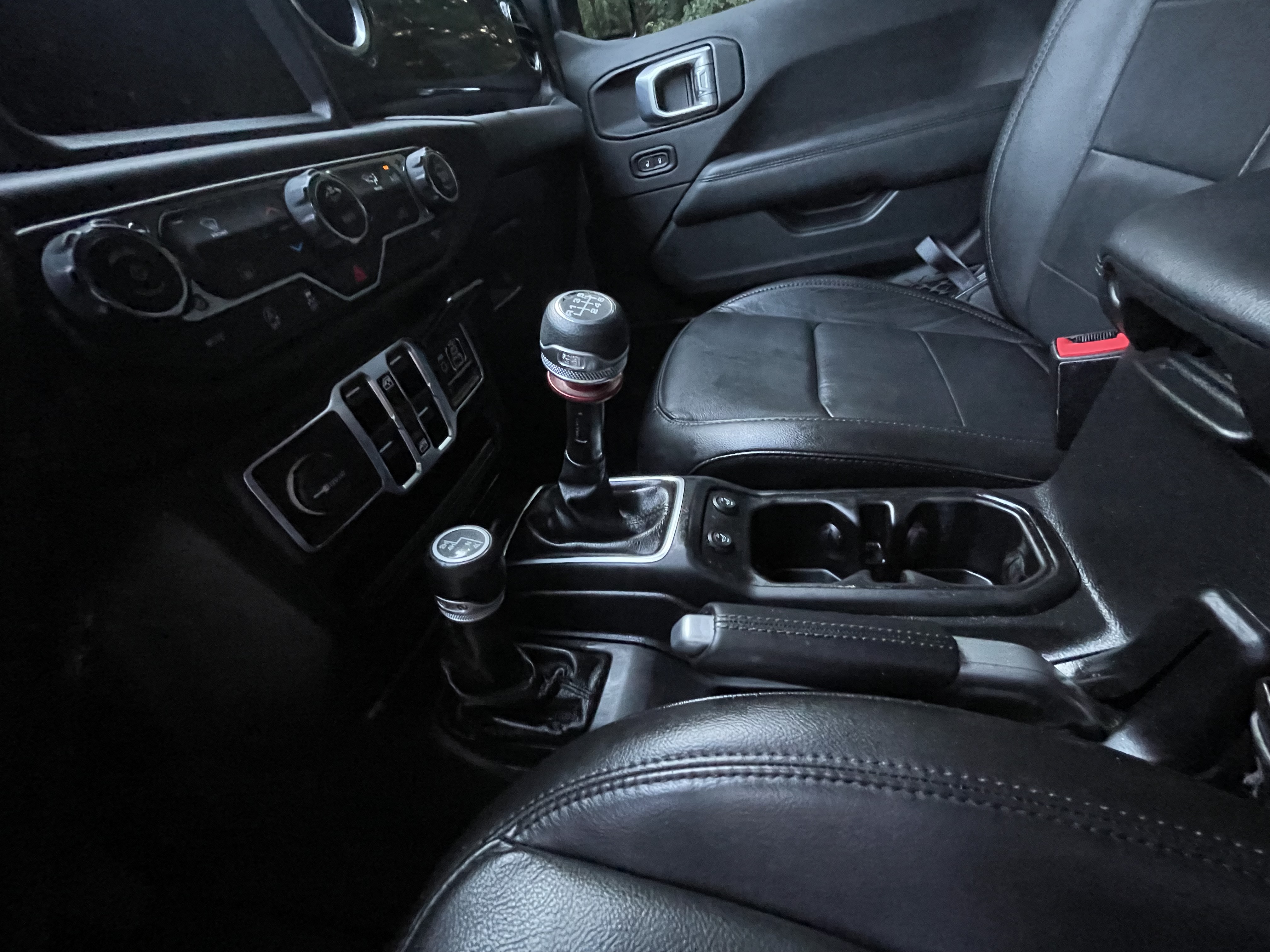 Used 2020 Jeep Wrangler Unlimited Sahara AWD/4WD image 13