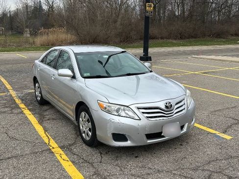 Used 2011 Toyota Camry LE image 1