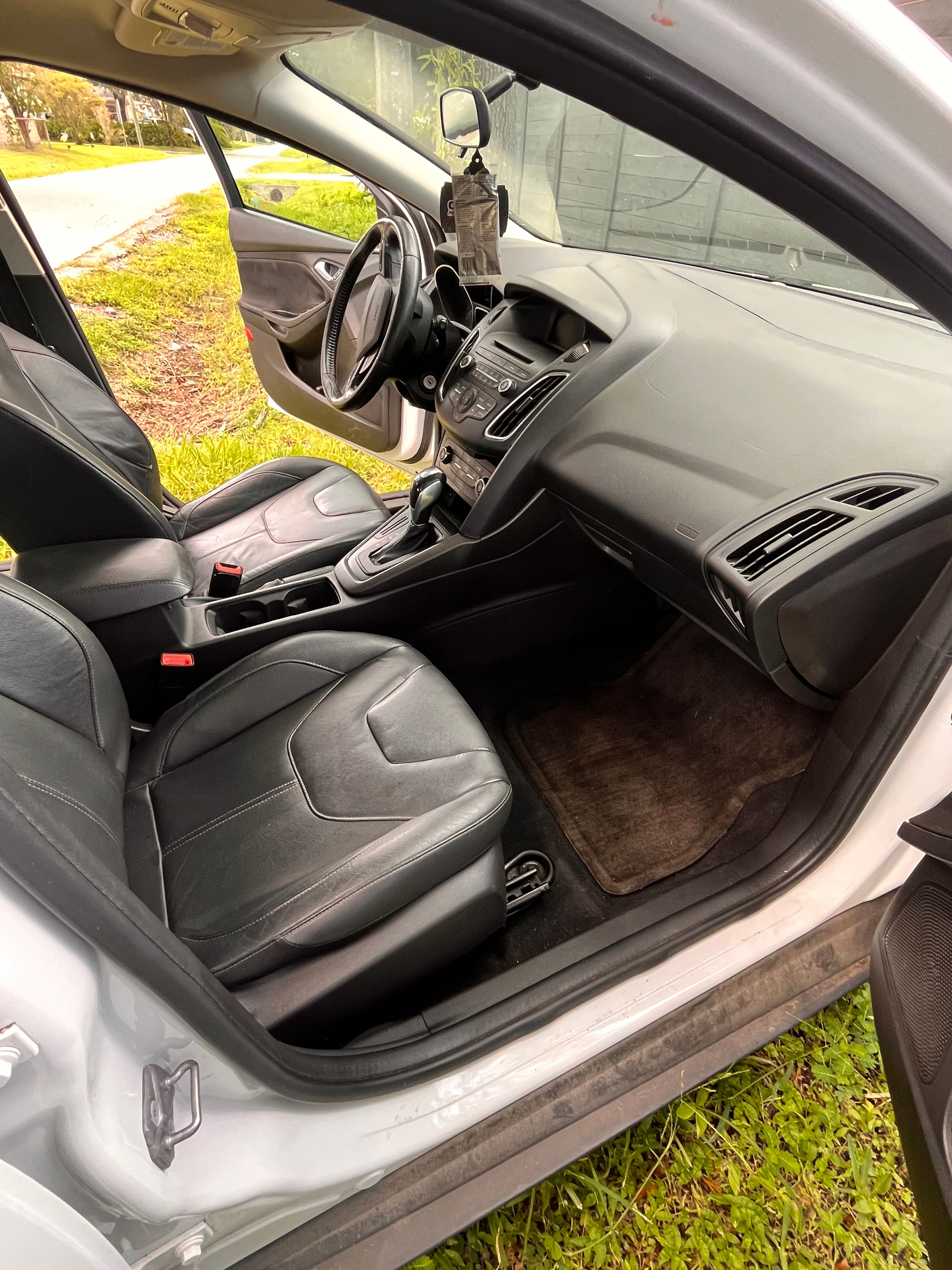 Used 2015 Ford Focus SE w/ Equipment Group 201A FWD image 6