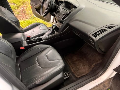 Used 2015 Ford Focus SE w/ Equipment Group 201A FWD image 6